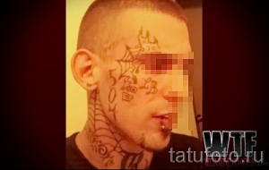 Фото тату: Татуировка паутины и различных символов на лице человека. Рисунок выполнен в черно-белых тонах и выглядит довольно агрессивно.