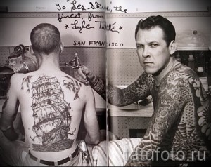 Фото тату корабля на спине мужчины. Черно-белый рисунок выполнен в традиционном морском стиле, с высокой детализацией.