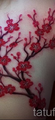 вишня с цветами — фото тату на теле