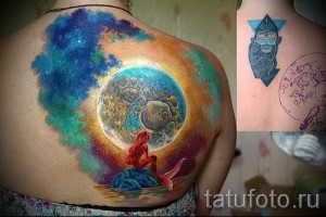 Фото тату: татуировка русалки на фоне космического пейзажа с планетами и звездами. Уникальный и фантастический рисунок татуировки.