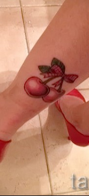тату вишня на ноге — примеры татуировки на фото от 30012016 3