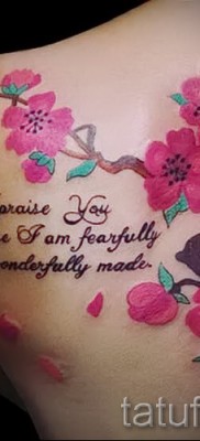 пример цветка вишни и надписи в фото татуировки