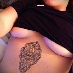 тату под грудиной у девушки - примеры татуировок на фотографии от 16012016 12