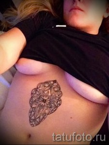 тату под грудиной у девушки - примеры татуировок на фотографии от 16012016 12