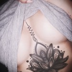 тату под грудиной у девушки - примеры татуировок на фотографии от 16012016 7
