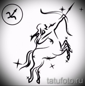 Черно-белый эскиз татуировки знака зодиака Стрелец с изображением стрелы и круга, символизирующего созвездие.