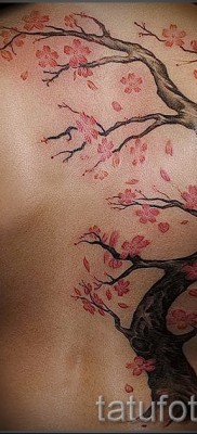 дерево вишни и цветы — фото татуировки