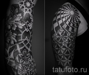 Фото тату на плече и руке: сложный узор в стиле dotwork, состоящий из спиралей, геометрических фигур и растительных элементов. Детализированный рисунок татуировки в черном цвете.