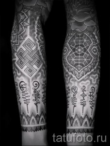 Фото тату на голенях: симметричные узоры в стиле dotwork, включающие кельтские кресты и геометрические фигуры. Детализированный рисунок татуировки в черном цвете.