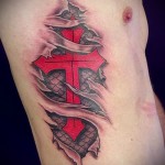 Cross Tattoo auf den Rippen - ein Foto mit einer Tätowierung auf dem Beispiel 03022016 1