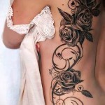 Rose Tattoo auf den Rippen - ein Foto mit einer Tätowierung auf dem Beispiel 03022016 1