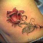 Rose Tattoo auf den Rippen - ein Foto mit einer Tätowierung auf dem Beispiel 03022016 2