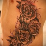 Rose Tattoo sur les côtes - une photo avec un tatouage sur l'exemple 03022016 2