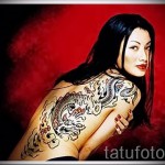 Tattoo-Muster auf der Rückseite der Frau - ein Foto Beispiel von 28022016 zu wählen 1