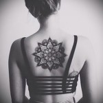 Tattoo-Muster auf der Rückseite der Frau - ein Foto Beispiel von 28022016 zu wählen 2