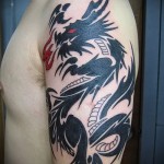 Tattoo-Muster auf seiner Schulter - ein Beispiel für ein Foto von 28022016 zu wählen 1
