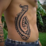 Tattoo auf dem Mann Rippen - Foto Beispiel für eine Tätowierung auf 03022016 2