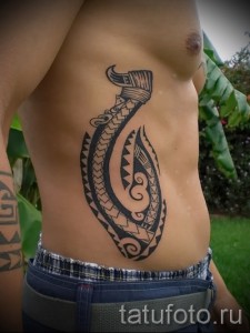 Tattoo auf dem Mann Rippen - Foto Beispiel für eine Tätowierung auf 03022016 2