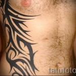Tattoo auf dem Mann Rippen - Foto Beispiel für eine Tätowierung auf 03022016 3