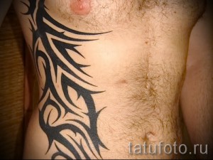 Tattoo auf dem Mann Rippen - Foto Beispiel für eine Tätowierung auf 03022016 3