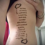 Tattoo auf den Rändern des Mädchenfoto - Foto mit einer Tätowierung auf dem Beispiel 03022016 1