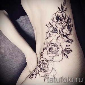 Фото тату на бедре: изящный рисунок роз, выполненный в черно-белой гамме. Элегантный эскиз татуировки для девушек.