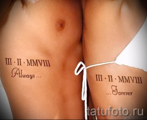 Фото парных татуировок на боку, изображающих дату в римских цифрах и слово 'Always'. Романтичный и минималистичный дизайн.