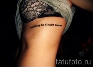 Фото татуировки с надписью 'Everything is Alright Forever' на боку. Черно-белый рисунок татуировки в минималистичном стиле. Эскиз тату надписи.