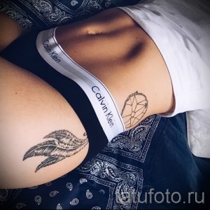 Фото тату: небольшая татуировка ловца снов и пера на женском боку. Четкие линии и простой дизайн.