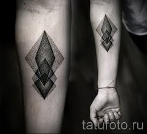 Фото парных татуировок на предплечьях, выполненных в минималистичном стиле. Изображены ромбы, состоящие из точек.