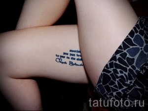 Фото тату: небольшая надпись 'sometimes you just have to pee in the sink' на женской ноге, выполненная в простом шрифте.