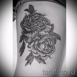 Фото тату букета пионов, выполненного в технике dotwork, на женском бедре. Рисунок выполнен в черно-белой гамме с использованием множества точек.