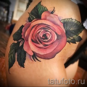 Фото тату: Нежная розовая татуировка на плече, выполненная в акварельной технике с использованием мягких переходов цветов и эффекта размытости.