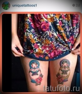 Фото тату: две маленькие татуировки матрешек с цветами, расположенные на бедрах, выполнены в ярком и красочном стиле.