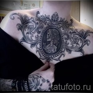 Фото тату: Татуировка черепа в кружевной рамке на груди. Выполнена в черно-белой графике, сочетает в себе элементы готики и викторианского стиля.