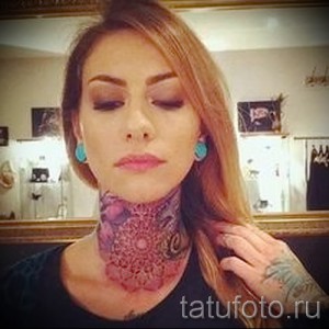 Фото тату: нежная татуировка-мандала на шее, выполненная в пастельных тонах. Идеальный выбор для женщин, ценящих красоту и гармонию.