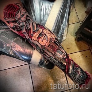 Фото тату, имитирующее кибернетический рукав с механическими деталями и проводами. Футуристичный и технологичный рисунок татуировки.