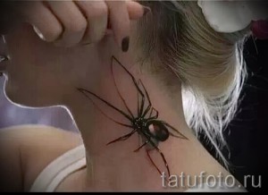Фото татуировки паука на шее. Детализированный рисунок черной вдовы, словно ползущей по коже. Реалистичный стиль, четкие контуры.