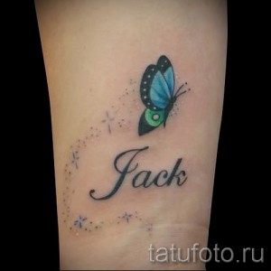 Фотография красочной татуировки с изображением бабочки и именем 'Jack', выполненной на руке. Идеально для тех, кто ценит красоту и легкость.