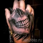Tattoo Schädel auf der Hand - Fotos und Beispiele von 01032016 1