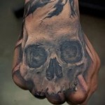 Tattoo Schädel auf der Hand - Fotos und Beispiele von 01032016 3