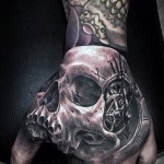 Tattoo Schädel auf der Hand - Fotos und Beispiele von 01032016 4