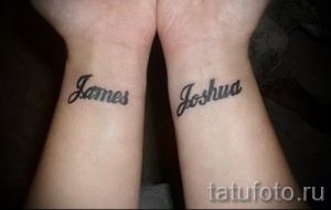 Фото парных татуировок с именами 'James' и 'Joshua' на запястьях. Черно-серый рисунок татуировки, выполненный каллиграфическим шрифтом.