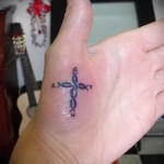 tatouage croix sur la main - photographies et des exemples de 01032016 2