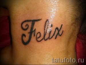 Фото тату надписи 'Felix' на запястье мужчины, выполненной черными чернилами. Эскиз татуировки выполнен в классическом стиле.