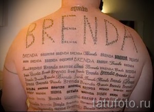 Фото тату с повторяющимся именем 'Brenda' на спине, выполненным в минималистичном стиле. Оригинальный рисунок татуировки.