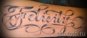 Фото тату с надписью 'Felicity' на руке, выполненной в каллиграфическом стиле. Изящный рисунок татуировки.