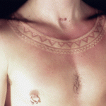 Белая татуировка - золотая цепь на шее у мужчины