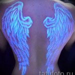 Белая татуировка - светящиеся на спине крылья