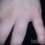 белое тату - фото - надпись как кольцо на палец